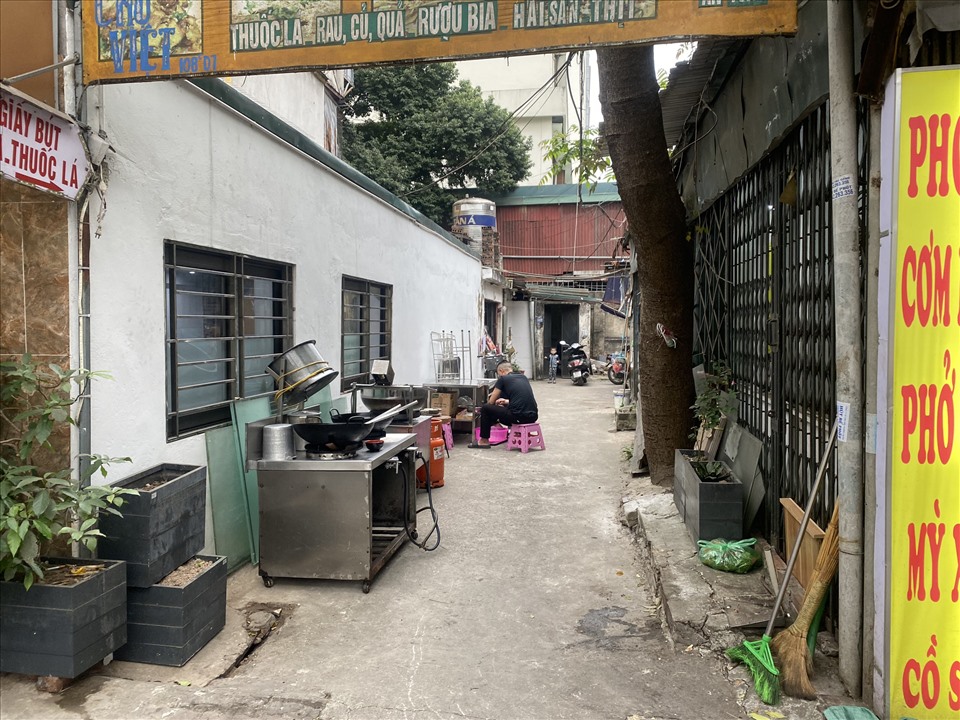 Chủ quán phở Cồ Sơn mang dàn bếp khủng vào lối đi của cư dân khu tập thể D7, Trung Tự, Đống Đa để chế biến thực phẩm. Ảnh: Người dân cung cấp