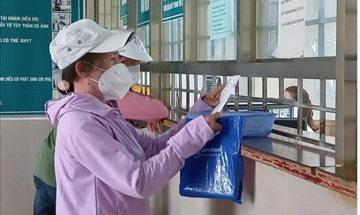 Bệnh nhân chờ nhận thuốc Bảo hiểm Y tế tại Bệnh viện Đa khoa tỉnh Phú Yên. Ảnh minh họa: Xuân Triệu/TTXVN
