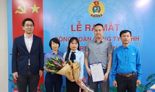 Lễ ra mắt Công đoàn cơ sở Công ty TNHH MaxRent Việt Nam có sự hiện diện của ông Yamane Koji - Tổng Giám đốc (ngoài cùng bên trái). Ảnh: CĐ KCN