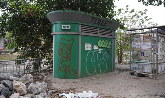 Một nhà vệ sinh công cộng trên phố Giáp Nhất (quận Thanh Xuân, Hà Nội) hiện không hoạt động. Ảnh: Hữu Chánh