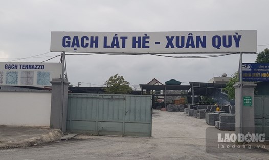 Xưởng đóng gạch không nung của doanh nghiệp Xuân Qùy (tại phố Phương Đình, phường Ninh Sơn, thành phố Ninh Bình) bị người dân phản ánh gây ô nhiễm môi trường, ô nhiễm tiếng ồn. Ảnh: Diệu Anh