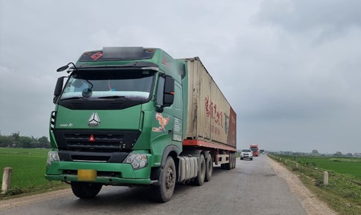 Xe chở container chạy trên Tỉnh lộ 522 nối Nghệ An - Hà Tĩnh vào sáng 16.3. Ảnh: Quang Đại