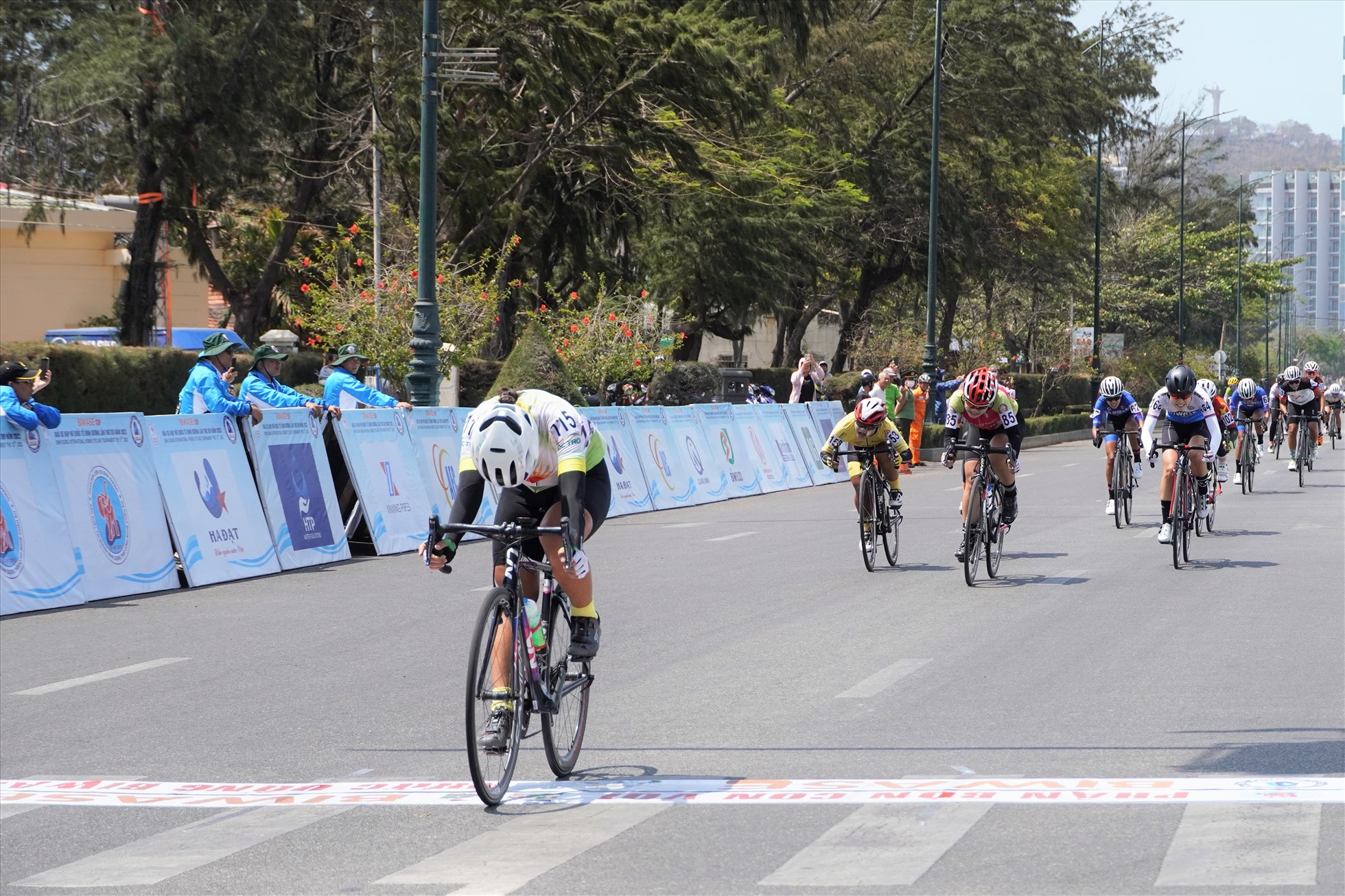 Tay đua Thùy Trang (số 115) đã xuất sắc cán vạch đích đầu tiên, hoàn thành chặng 9 Giải xe đạp nữ quốc tế Bình Dương. Ảnh: Thành An