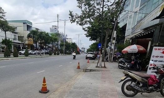Cọc tiêu đặt dưới đường phố Đà Nẵng để ngăn không cho ô tô đậu, đỗ trước nhà. Ảnh: Nguyễn Linh