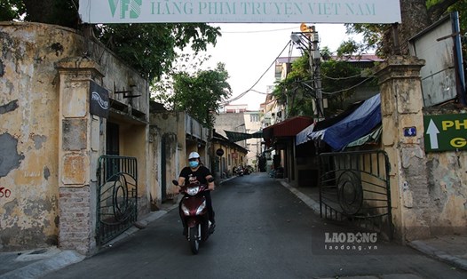 Trụ sở Hãng phim truyện Việt Nam hoang tàn, không còn hoạt động trong nhiều năm qua. Ảnh: Vương Trần