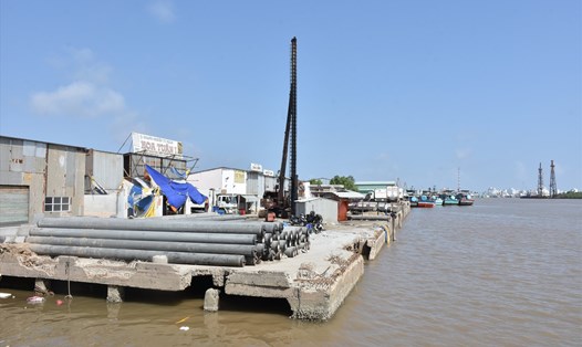 Cảng cá Gành Hào, Bạc Liêu bị xói lở ảnh hưởng nghiêm trọng đến tiến độ thi công. Ảnh: Nhật Hồ