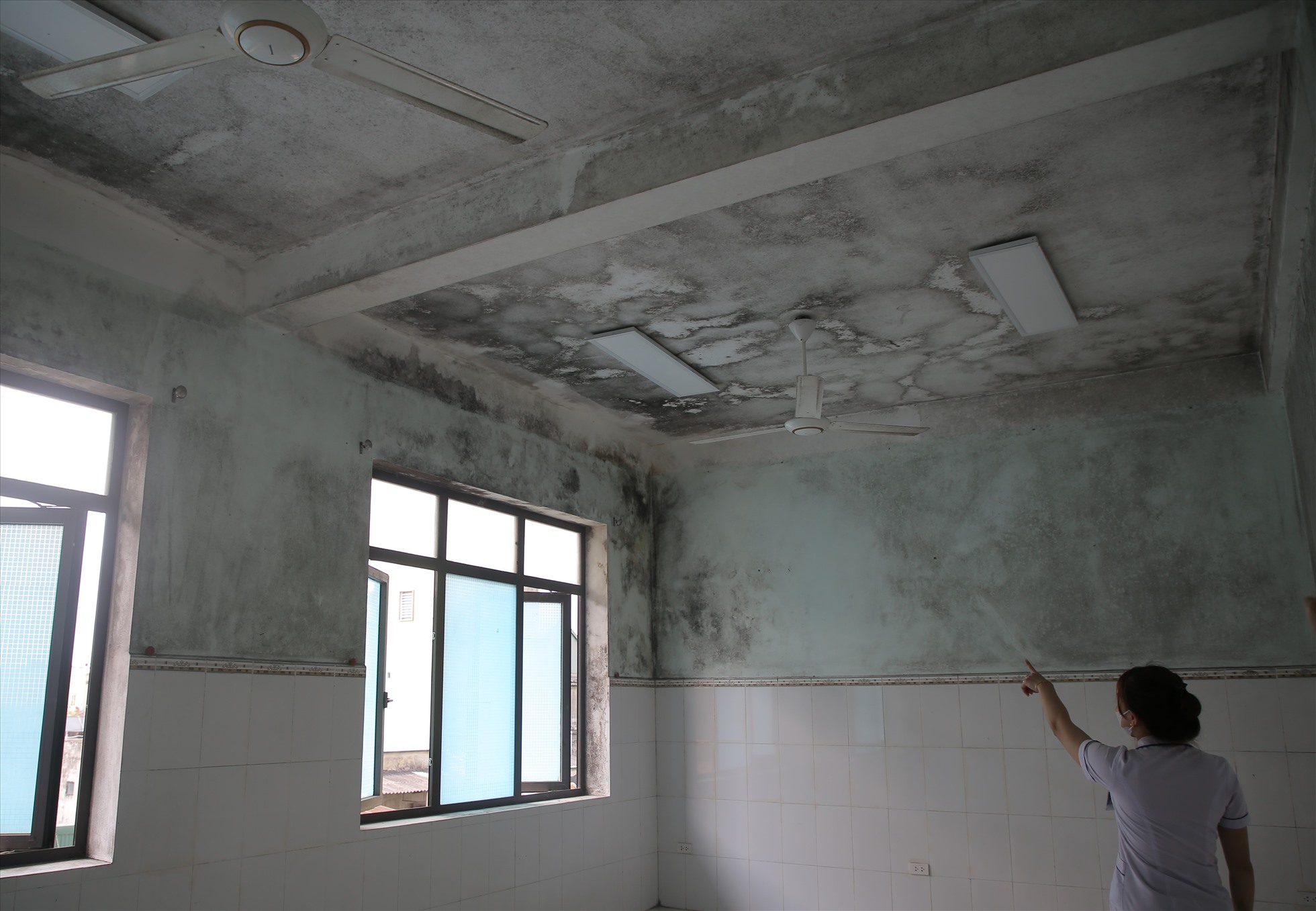 Phòng điều trị bệnh tại Trung tâm Y tế huyện Triệu Phong cơ sở 2 bị thấm dột, loang lổ như vừa mới bị hỏa hoạn. Ảnh: Hưng Thơ.