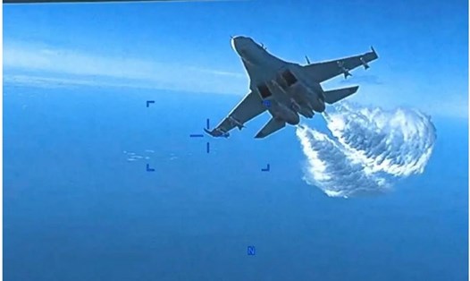 Hình ảnh trích từ video do Lầu Năm Góc công bố cho thấy Su-27 của Nga đổ nhiên liệu khi bay về phía máy bay không người lái của Mỹ. Ảnh: Bộ Tư lệnh châu Âu của Mỹ