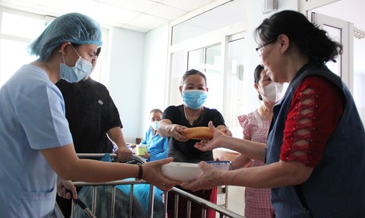 Những suất ăn ấm nóng, đầy đủ dinh dưỡng được trao đến tay bệnh nhân ung thư
 tại bệnh viện Ung bướu Đà Nẵng. Ảnh: Mai Hương