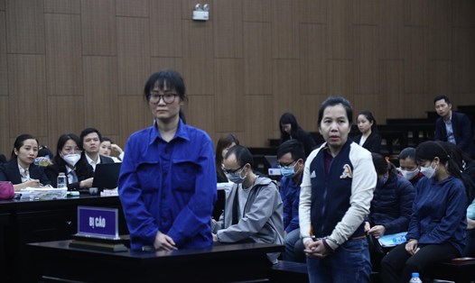 Từ trái qua: Đặng Thị Quỳnh Hương và Nguyễn Thị Hà Thành trong một buổi đối chất tại phiên toà xét xử vụ án lừa đảo chiếm đoạt tài sản. Ảnh: Việt Dũng