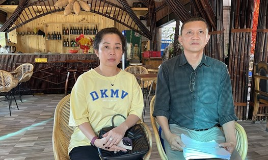 Bà Hồ Thị Thùy Dương phản ánh việc tiền gửi tại Sacombank Cam Ranh bị bốc hơi. Ảnh: Hữu Long