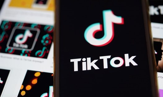 Logo của TikTok trên màn hình điện thoại thông minh ở Arlington, Virginia, Mỹ. Ảnh: Xinhua