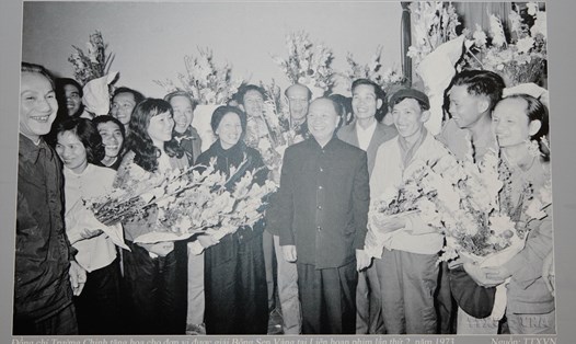 Ảnh trưng bày tại Triển lãm ảnh kỷ niệm 80 năm Đề cương về văn hoá Việt Nam. Ảnh chụp lại: Hải Nguyễn