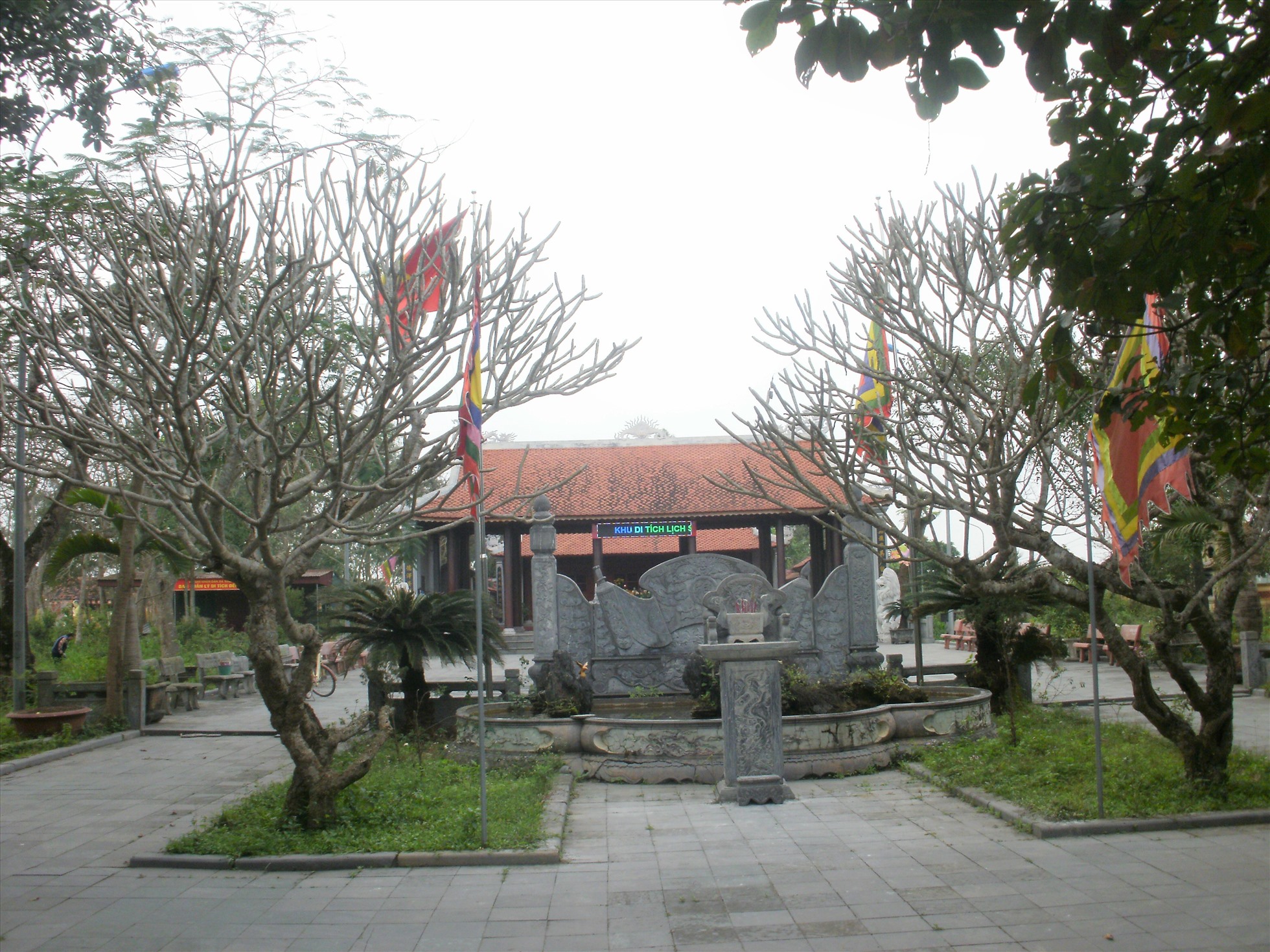 Đền Huyện thờ Uy Minh Vương Lý Nhật Quang ở thôn Hồng Tiến, xã Xuân Giang (huyện Nghi Xuân - Hà Tĩnh) sau khi được trùng tu. Ảnh: Đặng Viết Tường