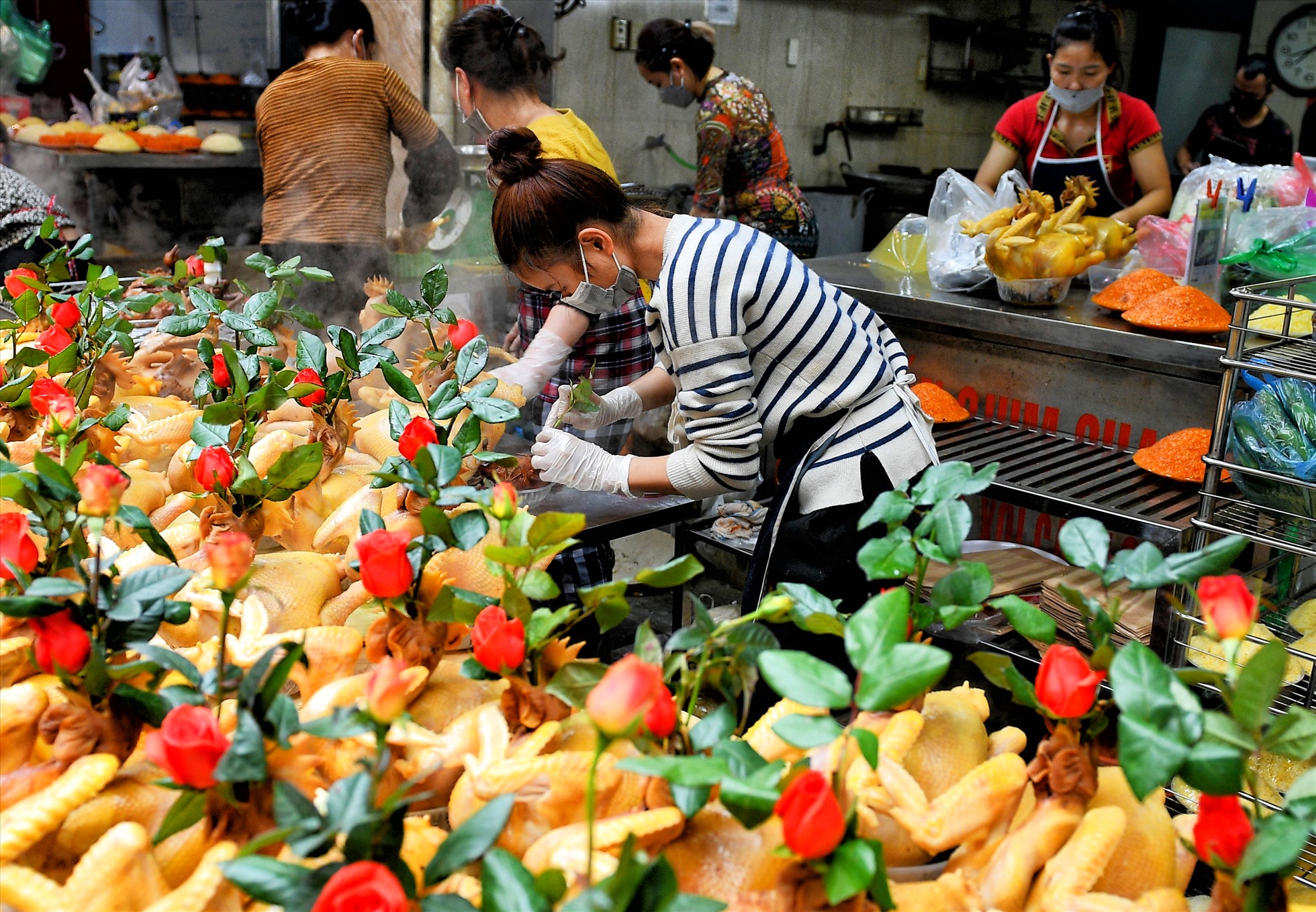 Sôi động không khí chợ Hàng Bè (Hà Nội) ngày mùng một và ngày Rằm cũng như ngày giáp Tết.