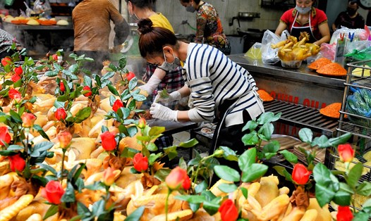 Sôi động không khí chợ Hàng Bè (Hà Nội) ngày mùng một và ngày Rằm cũng như ngày giáp Tết.