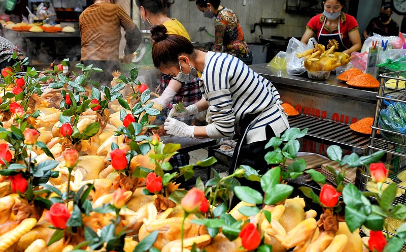 Sôi động không khí chợ Hàng Bè (Hà Nội) ngày mùng một và ngày Rằm cũng như ngày giáp Tết.