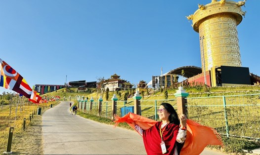 Tác giả ở Trung tâm Drikung Samtenling Hill. Ảnh: Nhân vật cung cấp