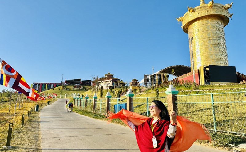 Tác giả ở Trung tâm Drikung Samtenling Hill. Ảnh: Nhân vật cung cấp