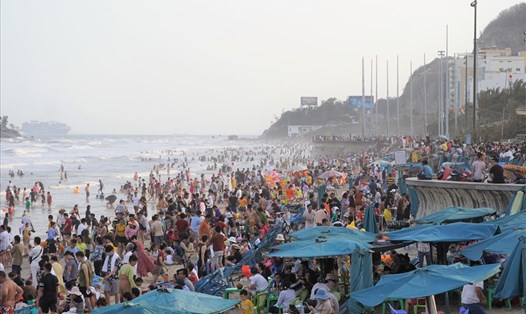 Du khách tắm biển khá đông vào những ngày cuối tuần ở Bãi Sau TP.Vũng Tàu trong tháng 3.2023. Ảnh: Thành An