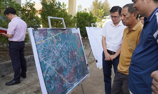 Người dân tìm hiểu dự án đường T1 và T2 kết nối sân bay Long Thành. Ảnh: Hà Anh Chiến