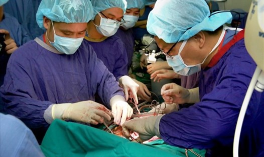 Các chuyên gia BV Việt Đức phẫu thuật cho bệnh nhân. Ảnh: Bệnh viện cung cấp