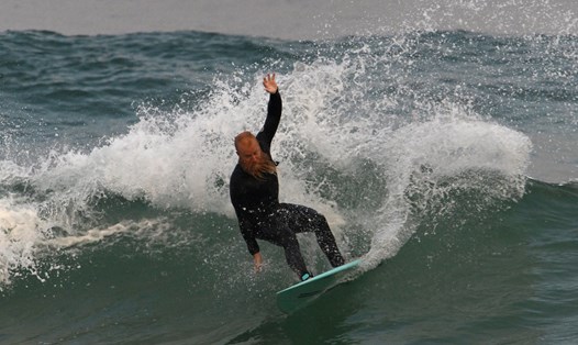 Blake Johnston phá kỷ lục thế giới về cuộc lướt sóng dài nhất trên bãi biển Cronulla ở Sydney, Australia. Ảnh: AFP