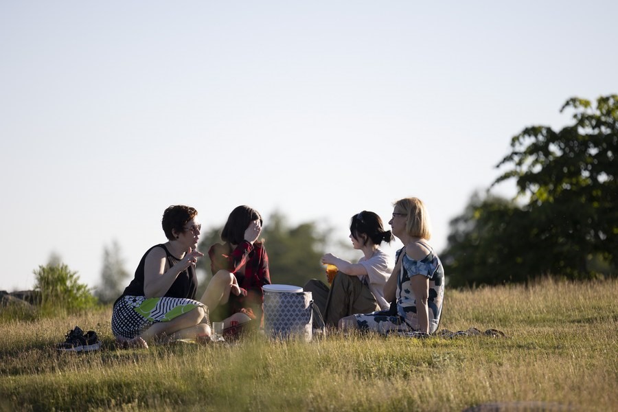 Người dân thư giãn trong công viên Kaivopuisto ở Helsinki, Phần Lan ngày 24.6.2022. Ảnh: Xinhua