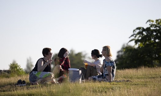 Người dân thư giãn trong công viên Kaivopuisto ở Helsinki, Phần Lan ngày 24.6.2022. Ảnh: Xinhua