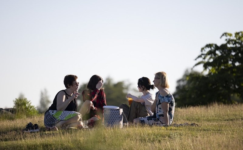 Người dân thư giãn trong công viên Kaivopuisto ở Helsinki, Phần Lan ngày 24.6.2022. Ảnh: Xinhua