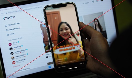 Mạng xã hội TikTok đang khiến nhiều phụ huynh Việt Nam lo ngại khi video chứa nội dung bẩn ngang nhiên lách luật và xuất hiện trên nền tảng mà con em họ sử dụng hàng ngày. Ảnh: Hữu Chánh