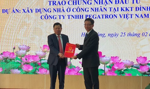 Ông Lê Trung Kiên, Trưởng BQL Khu kinh tế Hải Phòng trao giấy chứng nhận đầu tư dự án nhà ở công nhân cho đại diện Công ty TNHH Pegatron Việt Nam. 
Ảnh: Mai Chi