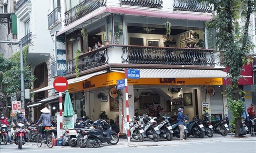 Cà phê truyền thống vẫn hút khách ở Hà Nội. Ảnh: Nguyễn Chánh