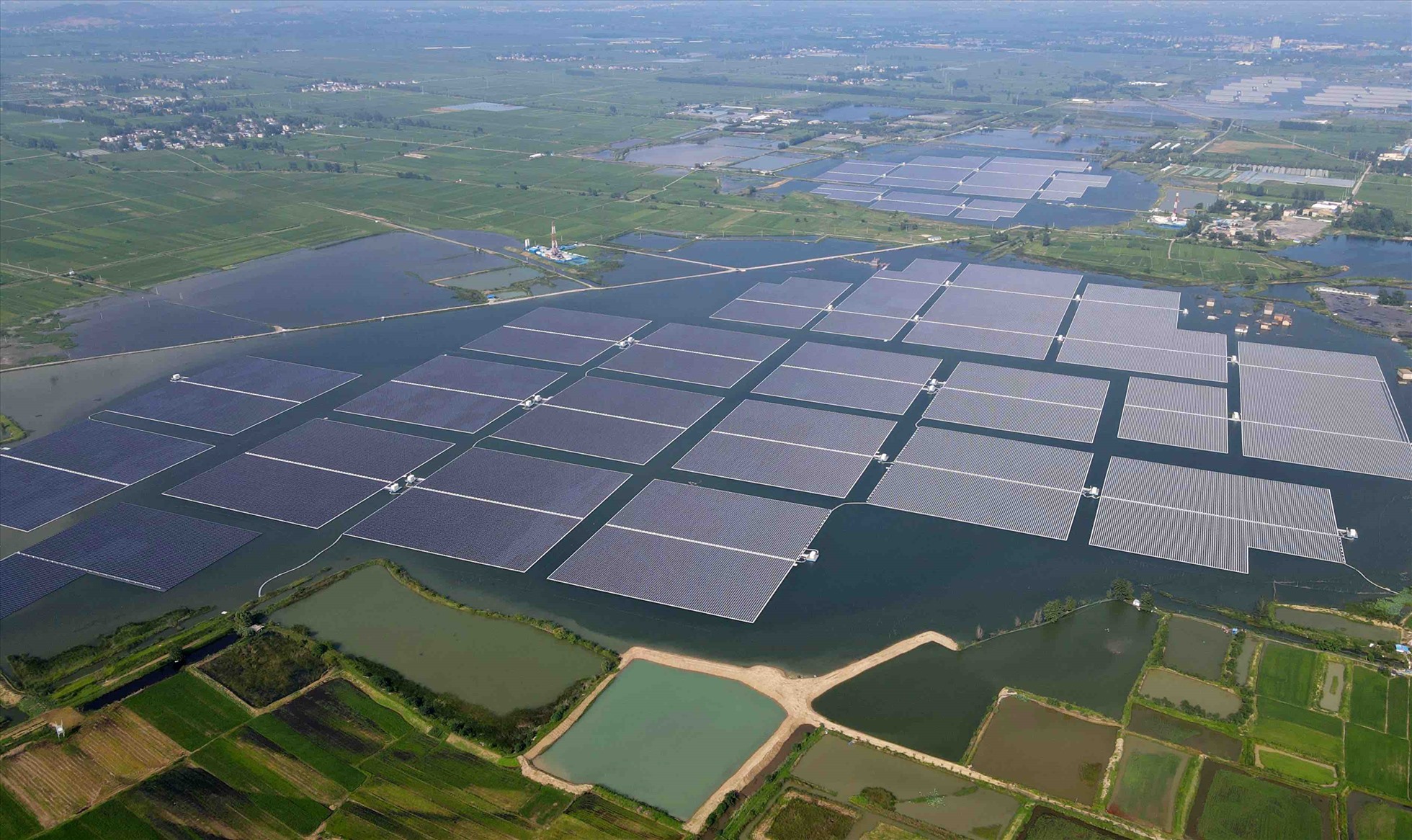 Pin mặt trời nổi có tiềm năng cung cấp điện cho hàng nghìn thành phố. Ảnh: Xinhua