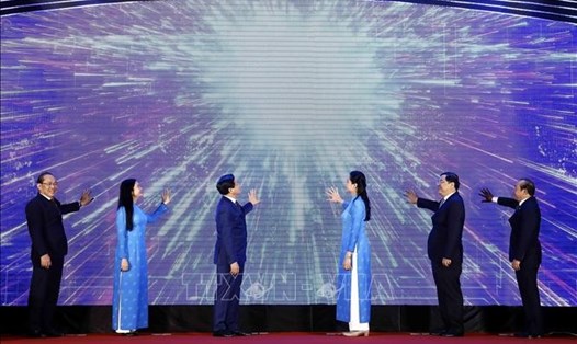 Phó Thủ tướng Lê Minh Khái với các đại biểu thực hiện nghi thức phát động Cuộc thi Phụ nữ khởi nghiệp năm 2023. Ảnh: TTXVN