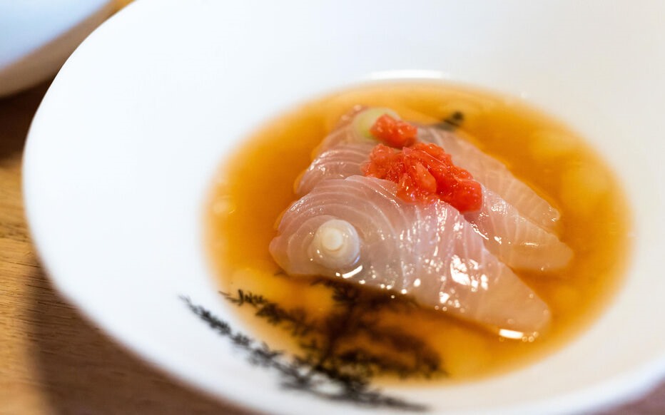 Cá được phục vụ sống trước tiên phải được đông lạnh trong 24 giờ ở -20°C để tiêu diệt tất cả ký sinh trùng. Ảnh: leparisien.fr