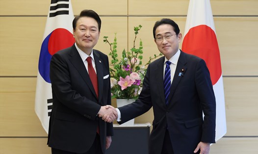 Thủ tướng Nhật Bản Kishida Fumio (phải) và Tổng thống Hàn Quốc Yoon Suk-yeol gặp mặt ở Tokyo, Nhật Bản ngày 16.3. Ảnh: Văn phòng Thủ tướng Nhật Bản