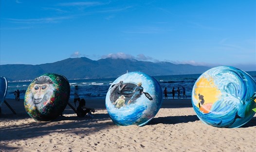 Những chiếc thúng đánh cá đã cũ được tái chế tạo điểm nhấn cho bãi biển tại Đà Nẵng. Ảnh: Nguyễn Linh