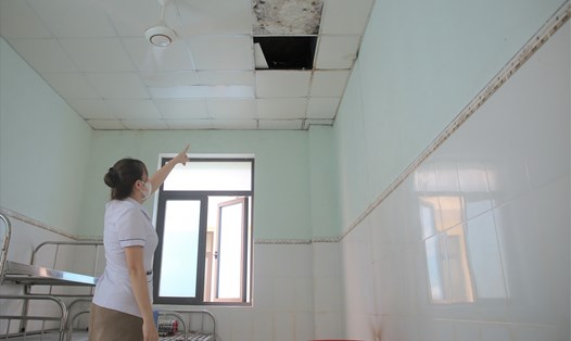 Nước ở trần nhà chảy xuống 24/24h khiến phòng điều trị bệnh không hoạt động được. Ảnh: Hưng Thơ.