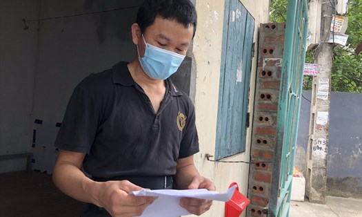 Anh Nguyễn Văn Hợp lo lắng sức khoẻ không đảm bảo để tiếp tục công việc làm công nhân tại khu công nghiệp. Ảnh: Bảo Hân