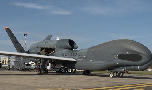 Không quân Mỹ chuẩn bị phóng RQ-4 Global Hawk tại căn cứ không quân, hải quân Sigonella, Italia. Ảnh: Không quân Mỹ