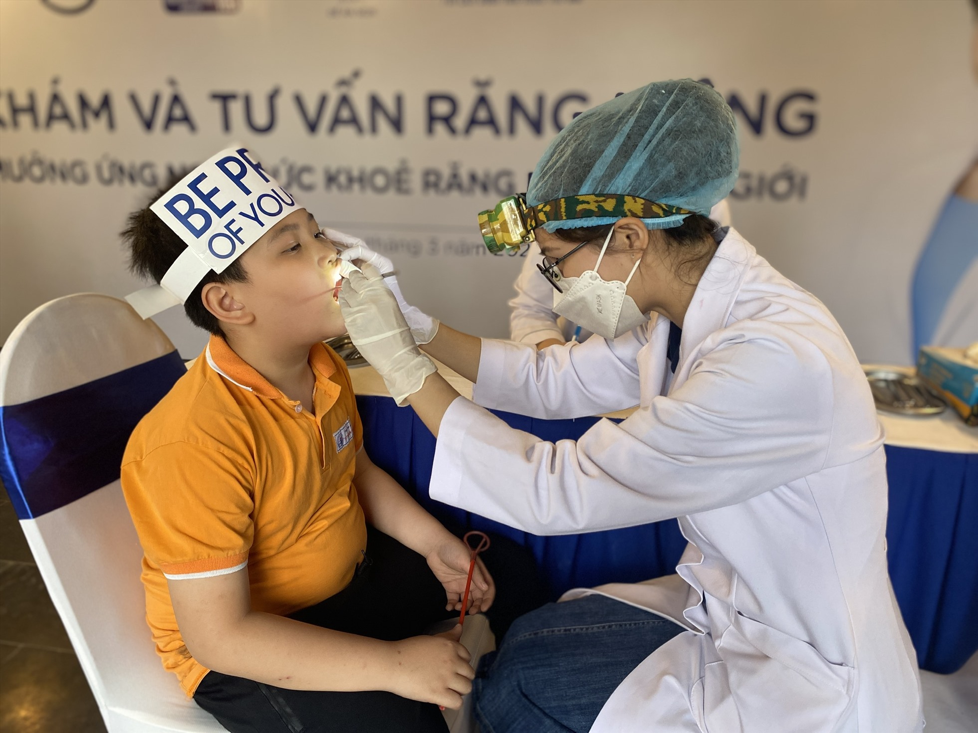 Bác sĩ Bệnh viện Răng Hàm Mặt Trung ương khám răng miễn phí cho học sinh. Ảnh: Thùy Linh