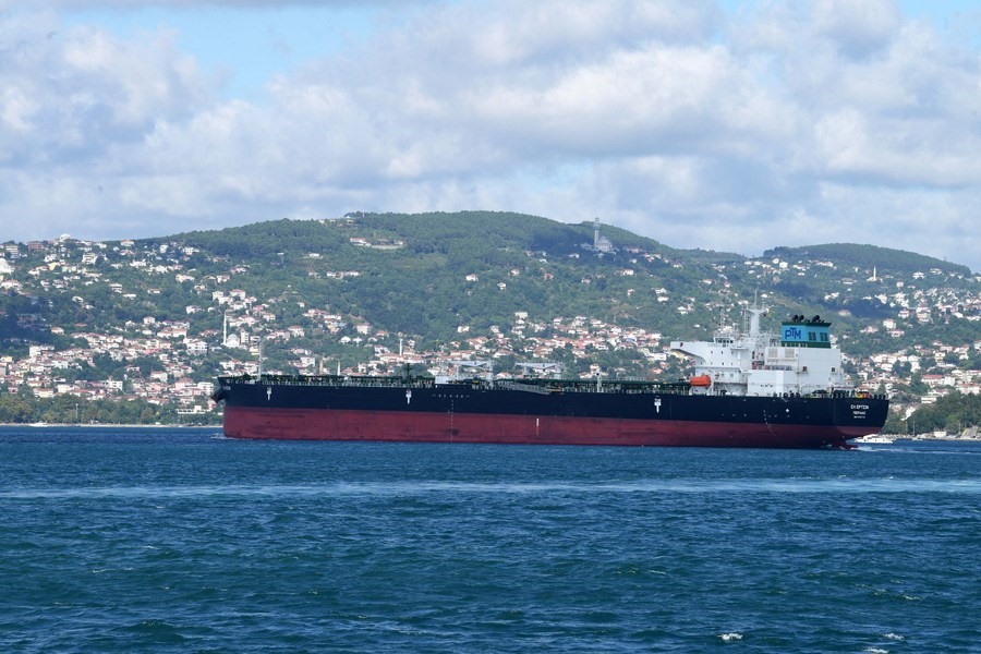 Một tàu chở hàng đang đi qua eo biển Bosporus ở Istanbul, Thổ Nhĩ Kỳ, ngày 29.7.2022. Ảnh: Xinhua