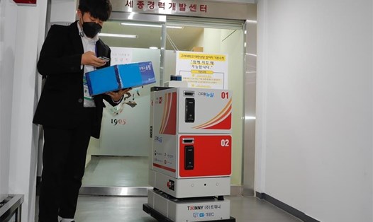 Giới thiệu cách thức hoạt động của robot chuyển phát tại Đại học Hàn Quốc ở thành phố Sejong năm 2020. Ảnh: Xinhua