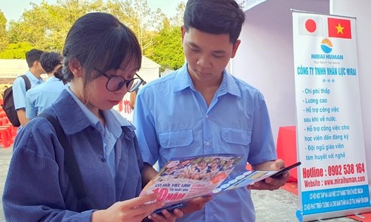 Thanh niên tỉnh Bạc Liêu tìm hiểu chương trình xuất khẩu lao động tại ngày hội việc làm tỉnh Bạc Liêu. Ảnh: Nhật Hồ