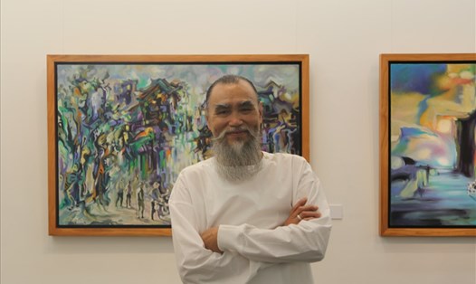 Họa sĩ Hoàng Định và các con trưng bày 36 tác phẩm trong triển lãm HOME. Ảnh: Chi Trần.