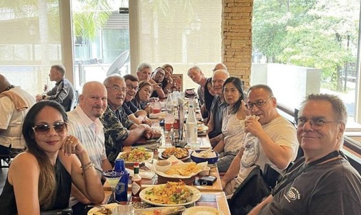 Nhóm những người nước ngoài nghỉ hưu sống tại Philippines trong một cuộc gặp gỡ. Ảnh: Steven Johnson