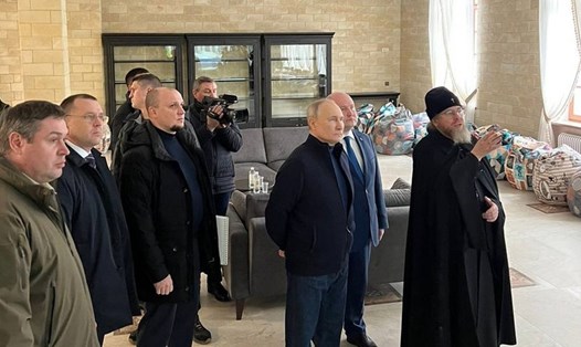 Tổng thống Nga Vladimir Putin cùng các quan chức trong chuyến thăm Crimea ngày 18.3.2023. Ảnh: Telegram