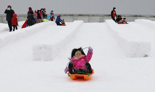 Một bé gái chơi đùa trong lễ hội tuyết Sapporo lần thứ 71 ở Sapporo, Nhật Bản. Ảnh: Xinhua