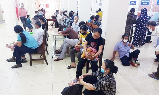 Người dân đến chờ khám tại một bệnh viện ở Hà Tĩnh. Ảnh: Trần Tuấn